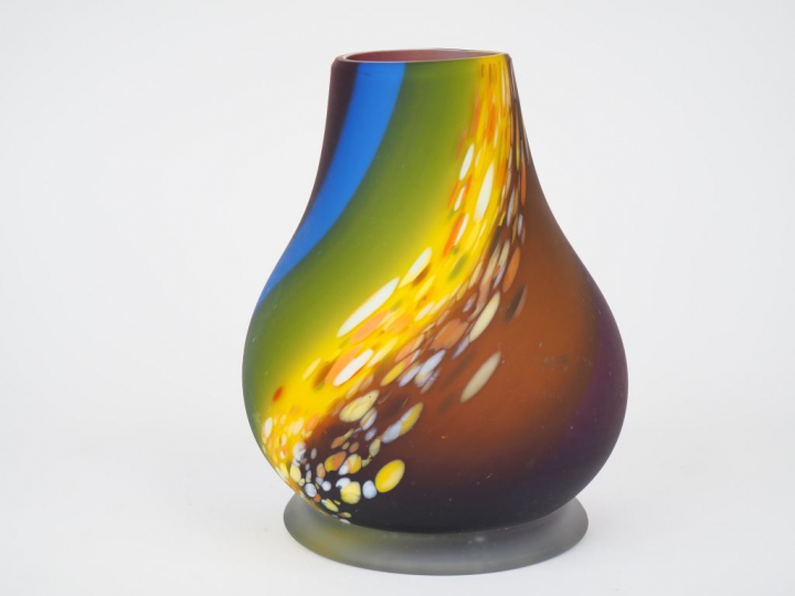 Darius ZARRIN.  Vase balustre en verre polychrome multicouche.  Signé.