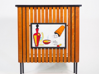 Vente aux enchères ADNET. Bar 1970 en chêne et laque noire, orné en façade d'une plaque e