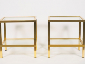 Vente aux enchères Paire de chevets à deux plateaux en verre et laiton. Dim. 52,5 x 49,5 