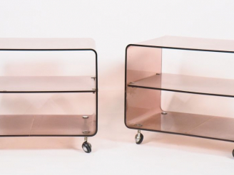 Vente aux enchères Paire de tables de chevet en plexi glass fumé à roulettes. Dim. 48 x 6