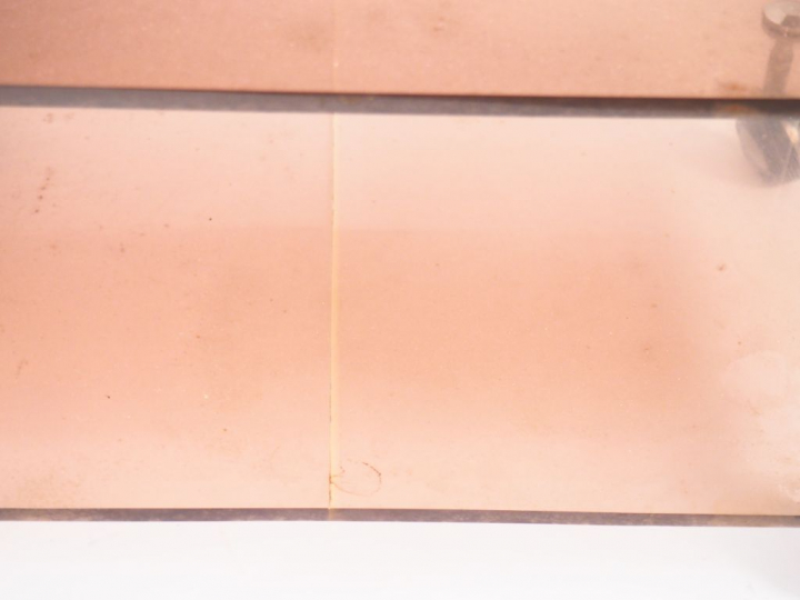 Paire de tables de chevet en plexi glass fumé à roulettes. Dim. 48 x 6