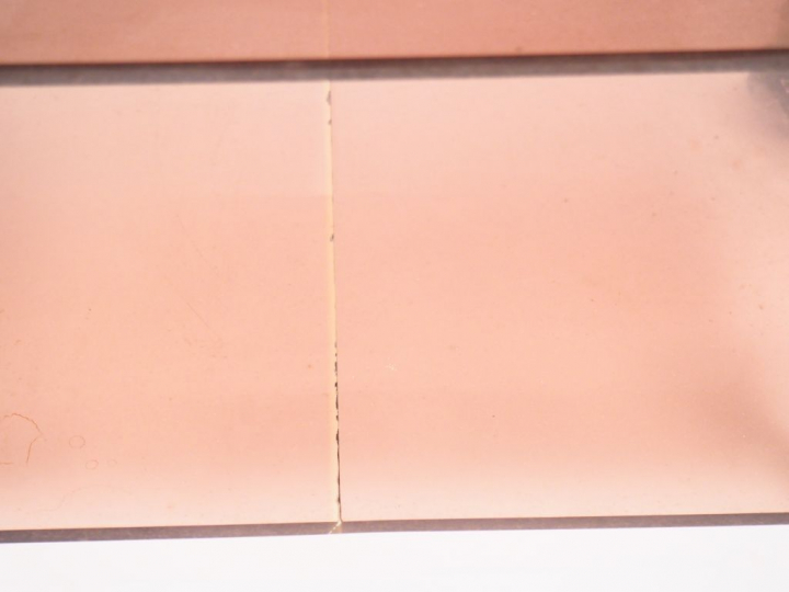 Paire de tables de chevet en plexi glass fumé à roulettes. Dim. 48 x 6