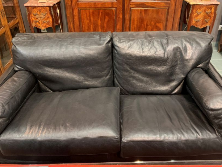 Paire de canapés en cuir noir. Dim. 74 x 190 x 94 cm