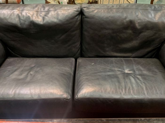 Paire de canapés en cuir noir. Dim. 74 x 190 x 94 cm