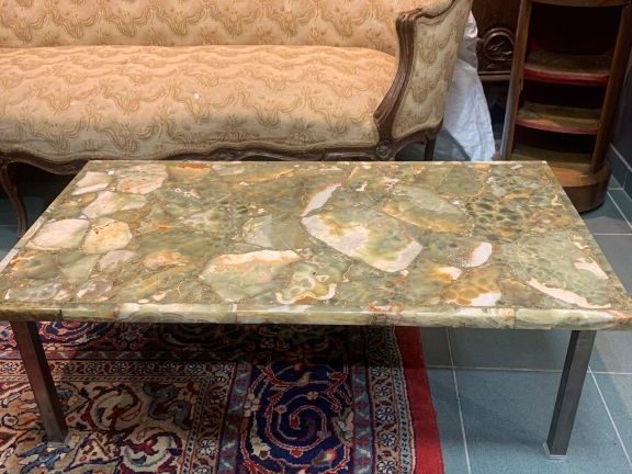 Table basse plateau en aragonite. Dim.du plateau : 110 x 60 cm