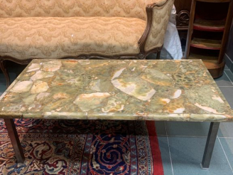 Vente aux enchères Table basse plateau en aragonite. Dim.du plateau : 110 x 60 cm