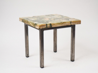 Vente aux enchères Trois bouts de canapés, plateau en aragonite. Dim.du plateau : 30 x 30