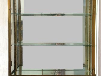 Paire de vitrines en verre et laiton. (vendues sur désignation). Dim. 