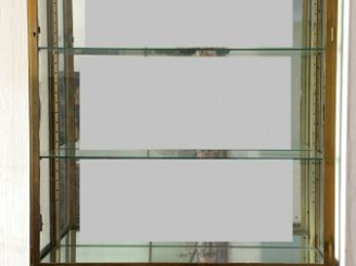 Vente aux enchères Paire de vitrines en verre et laiton. (vendues sur désignation). Dim. 