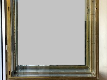 Paire de vitrines en verre et laiton. (vendues sur désignation). Dim. 