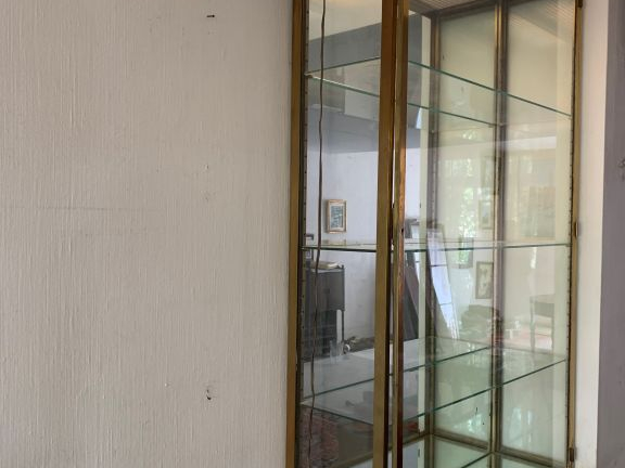 Paire de vitrines en verre et laiton. (vendues sur désignation). Dim. 