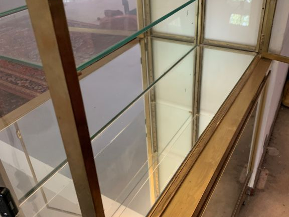 Paire de vitrines en verre et laiton. (vendues sur désignation). Dim. 