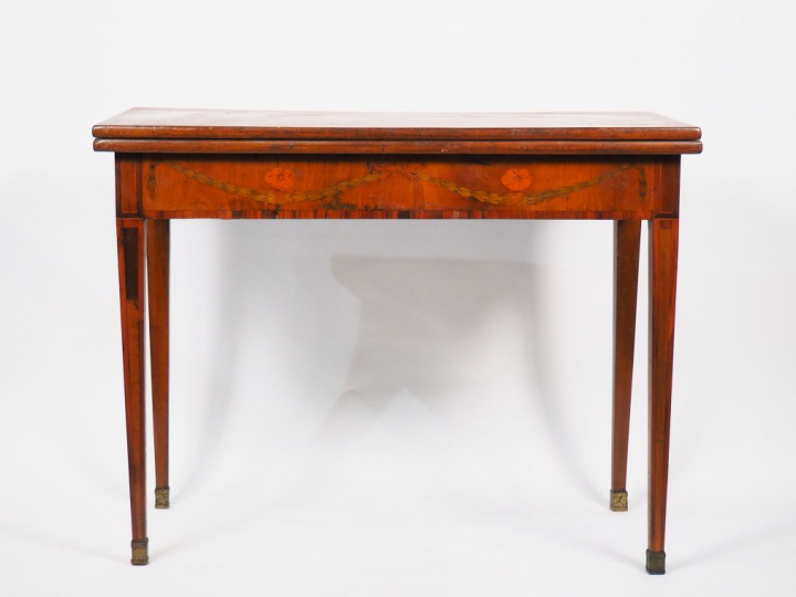 Table à jeux de style Louis XVI en marqueterie, joli plateau dépliant 