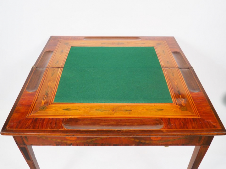 Table à jeux de style Louis XVI en marqueterie, joli plateau dépliant 