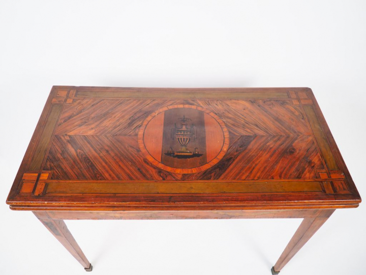 Table à jeux de style Louis XVI en marqueterie, joli plateau dépliant 