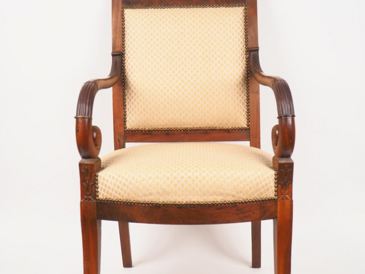 Paire de fauteuils à crosse XIXème en acajou et placage d'acajou, piét