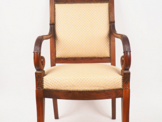 Vente aux enchères Paire de fauteuils à crosse XIXème en acajou et placage d'acajou, piét