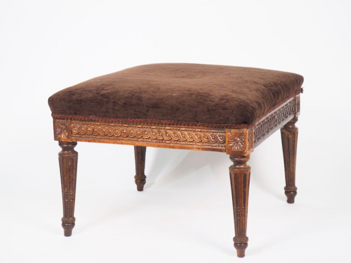 Tabouret Louis XVI en bois naturel mouluré et sculpté à décor de piast