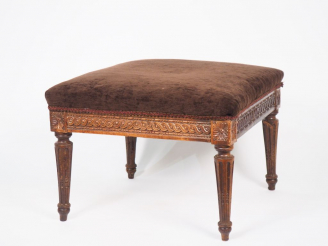 Vente aux enchères Tabouret Louis XVI en bois naturel mouluré et sculpté à décor de piast