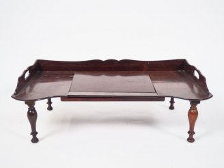 Vente aux enchères Table liseuse dite "table d'accouchée" Napoléon IIII en palissandre. (