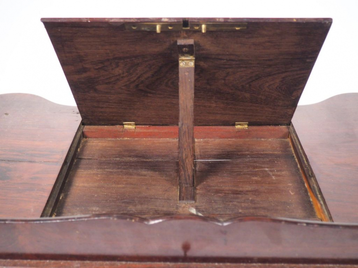 Table liseuse dite "table d'accouchée" Napoléon IIII en palissandre. (