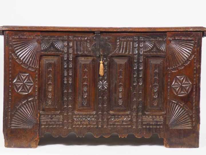 Coffre rustique XVIIème France ou Espagne, à décor de motifs géométriq