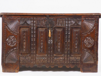 Vente aux enchères Coffre rustique XVIIème France ou Espagne, à décor de motifs géométriq