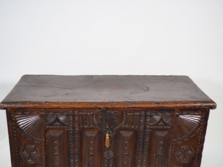 Coffre rustique XVIIème France ou Espagne, à décor de motifs géométriq