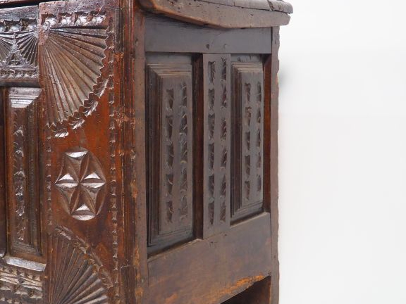 Coffre rustique XVIIème France ou Espagne, à décor de motifs géométriq