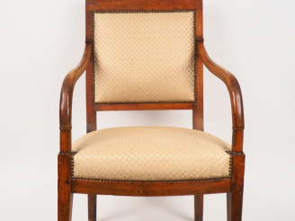 Vente aux enchères Paire de fauteuils XIXème en merisier, piétement sabre.