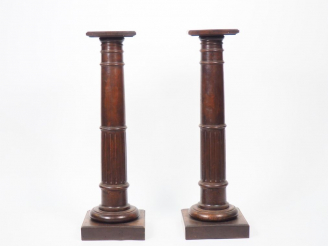 Vente aux enchères Paire de sellettes de style Henri II en forme de colonne cannelée.  Di