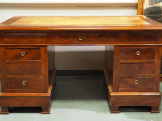 Vente aux enchères Bureau ministre XIXème en acajou et placage d'acajou flammé, ouvrant à