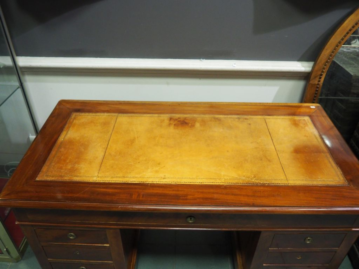 Bureau ministre XIXème en acajou et placage d'acajou flammé, ouvrant à