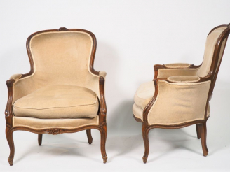 Vente aux enchères Paire de bergères de style Louis XV en bois naturel mouluré et sculpté