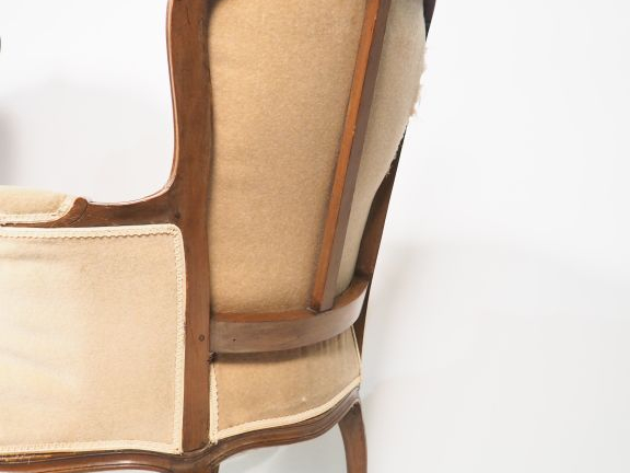 Paire de bergères de style Louis XV en bois naturel mouluré et sculpté