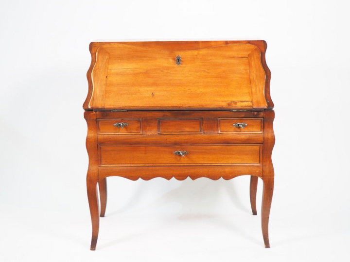 Bureau dos d'âne de style Louis XV en acajou mouluré ouvrant à un abat