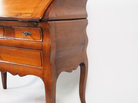 Bureau dos d'âne de style Louis XV en acajou mouluré ouvrant à un abat