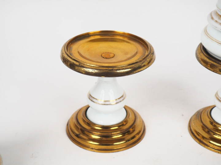 Paire de lampes à pétrole Napoléon III en porcelaine blanche, à décor 