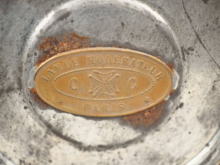 Paire de lampes à pétrole Napoléon III en porcelaine blanche, à décor 