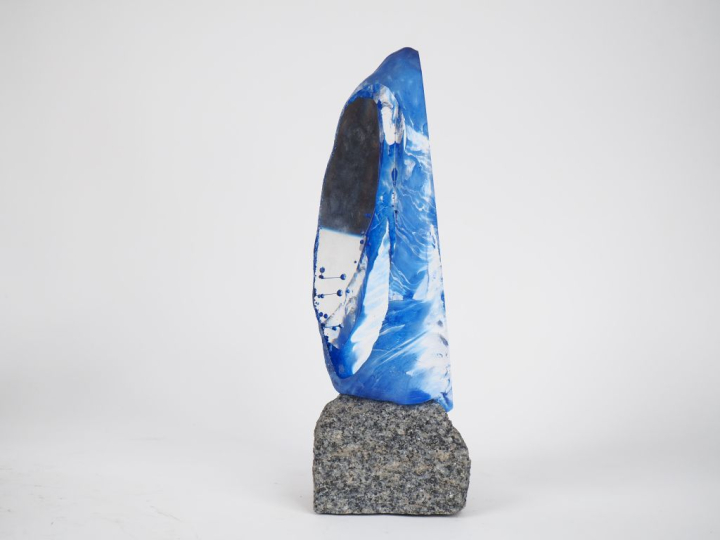 ZBYNOVSKY Vladimir. "l'éruption bleue". Sculpture en verre et granit. 
