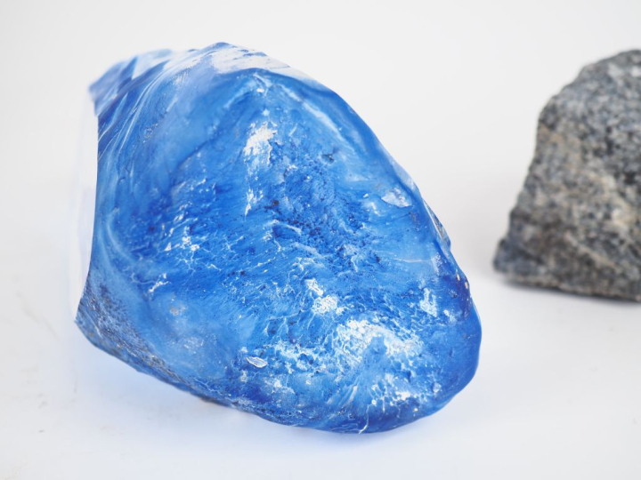 ZBYNOVSKY Vladimir. "l'éruption bleue". Sculpture en verre et granit. 