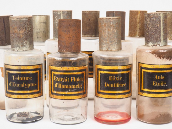 Ensemble de 39 pots de pharmacie en verre et tôle, étiquette noire et 