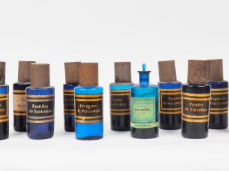 Vente aux enchères Ensemble de 24 pots de pharmacie en verre teinté et tôle, étiquette an