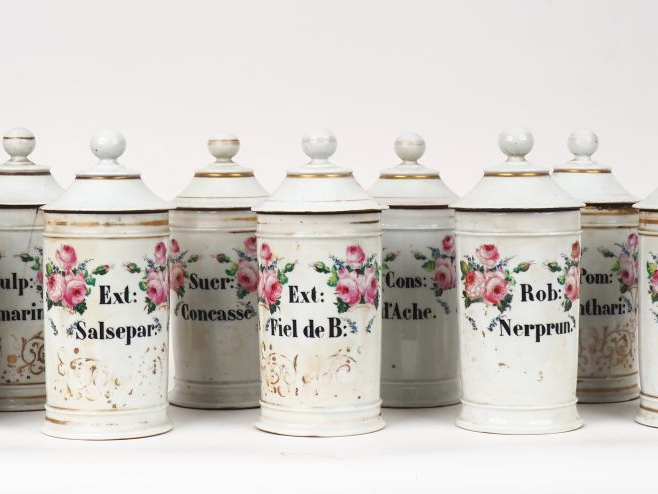 Ensemble de 19 pots de pharmacie XIXème en porcelaine à décor de roses