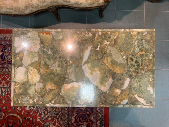 Table basse plateau en aragonite. Dim.du plateau : 110 x 60 cm