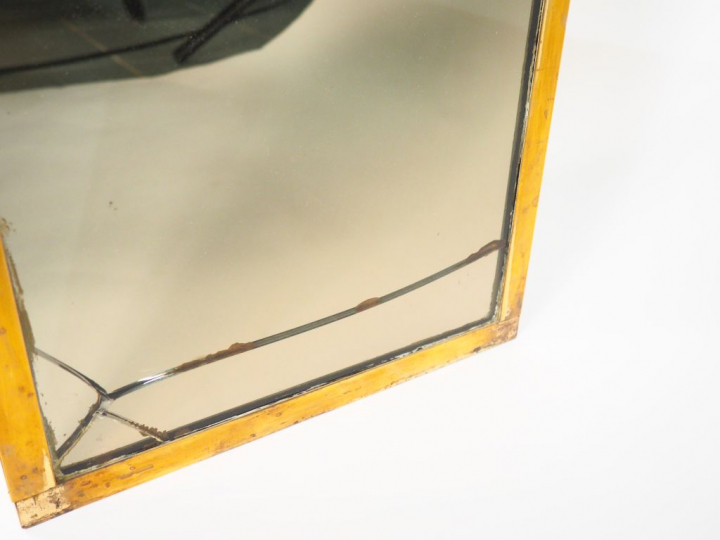 Paire de socles en miroir et laiton. Dim. 61,5 x 42 x 32 cm (accident 