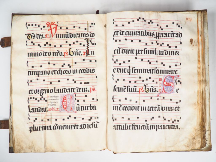 [ANTIPHONAIRE]. SPECTACULAIRE ANTIPHONAIRE MANUSCRIT SUR PEAU DE VÉLIN