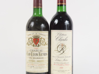 Vente aux enchères 2 BOUTEILLES : 1 CHÂTEAU CLARKE LISTRAC MEDOC 1980 BG - 1 CHÂTEAU CAP 