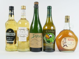Vente aux enchères 5 BOUTEILLES : 2 MUSCATS - 1 CLUSY ARBOIS HENRI MAIRE - 1 VINHO VERDE 