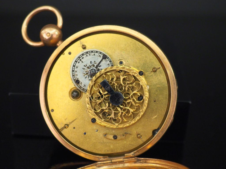 ANONYME Début XIXe siècle  Montre de poche en or Boitier rond sur char